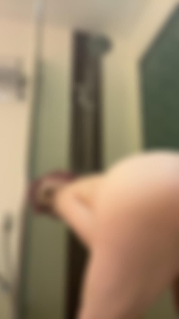 Fazendo twerk no chuveiro / metade do corpo.