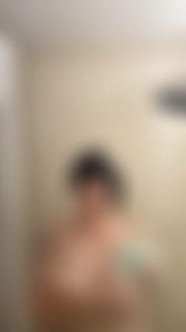 Lavando meus peitos no chuveiro.