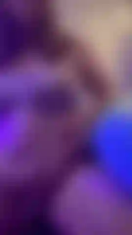 Billie blakeley balança a barriga gordinha.