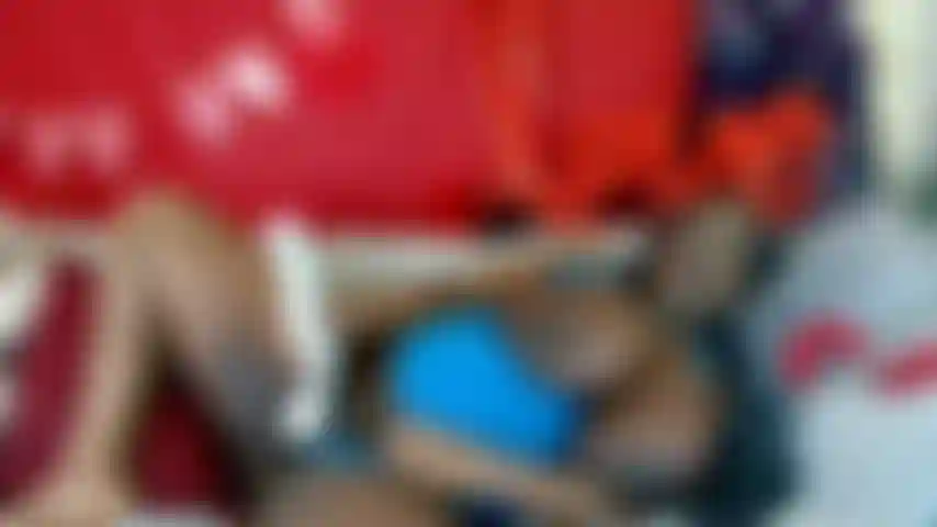 Toco vibrador de varinha de seios para fora.
