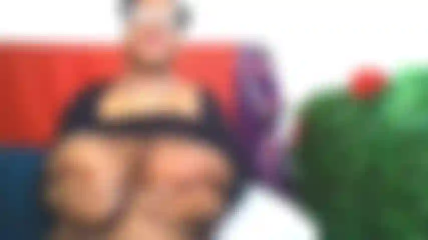 Linda garota negra com piadas e gargantas profundas em todo o seu pau.