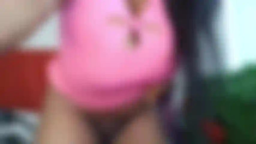 Chupe meus mamilos enormes em meu vestido curto e justo