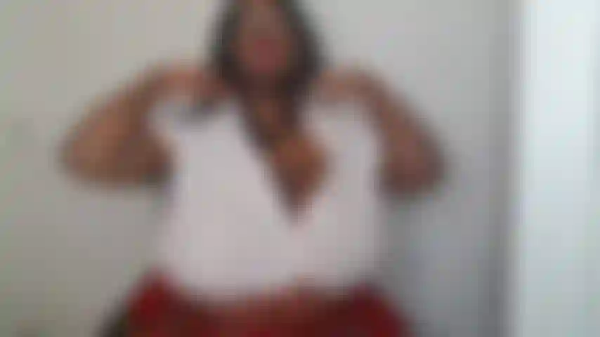 Garota negra com tesão diz, abaixe-se e me foda.