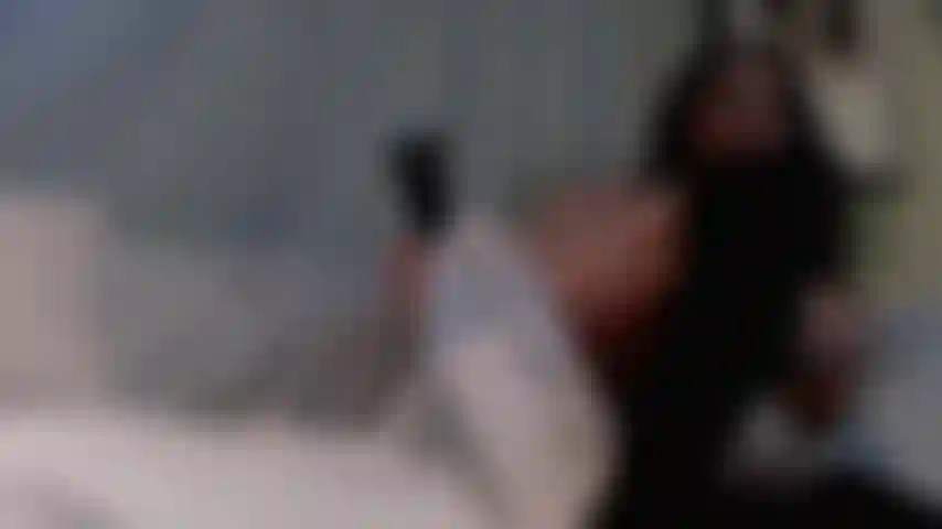 Esguichando dupla penetração anal.