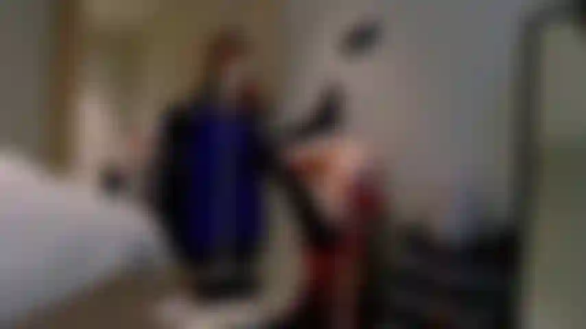 Garota iogue de lingerie.