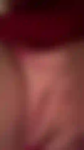 Enfiando meus dedos na minha buceta molhada… estou tão excitada e molhada.