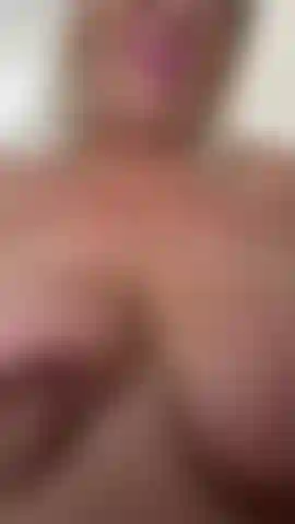 Meus mamilos adoram se beijar.