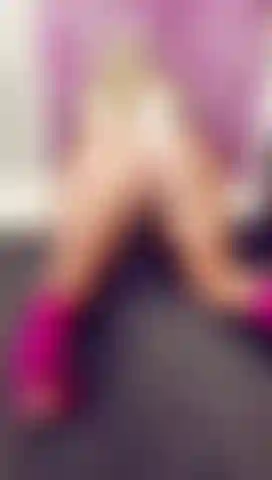 Balançando a bunda grande com calcinha de coelho.