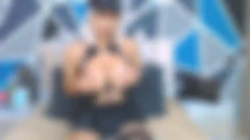 Brincando com meus peitos grandes.