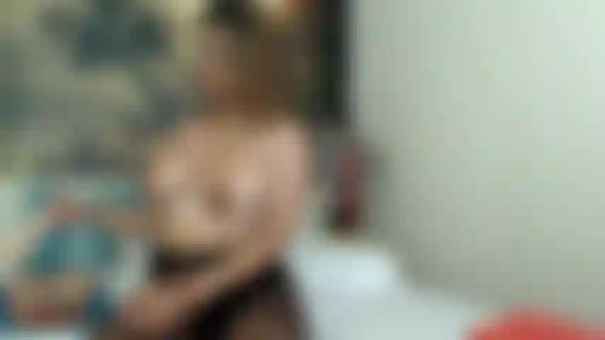 Lambendo meus peitos.