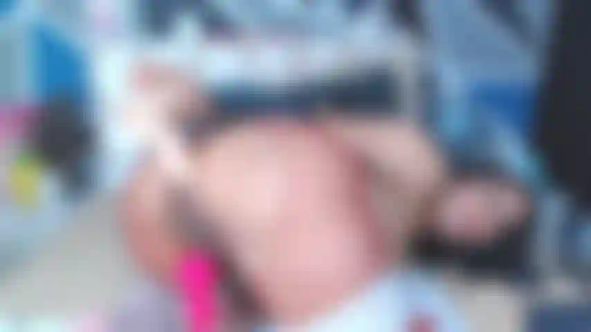 Esfregando clitóris, brinquedo anal e escancarada.