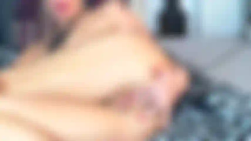 Buceta brinca com grandes lábios de bucetinha.