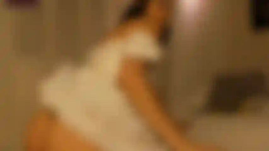 Fazendo minha bunda enorme quicar.