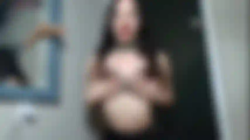 Boquete desleixado na frente do espelho. Você pode ver de um lado para o outro)).