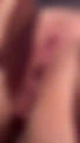 De perto, com zoom, em uma buceta molhada com esperma.