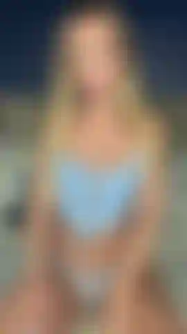 Lingerie azul com vibrador de vidro.