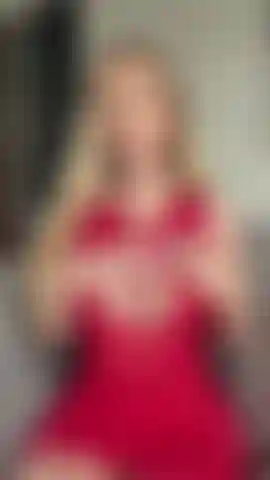 Vestido vermelho provocante e joi.