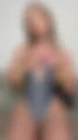 Tranças e masturbação em maiô.