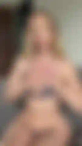 Tirando a roupa e sacudindo o bumbum.