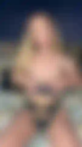 Masturbação com vibrador de vidro.