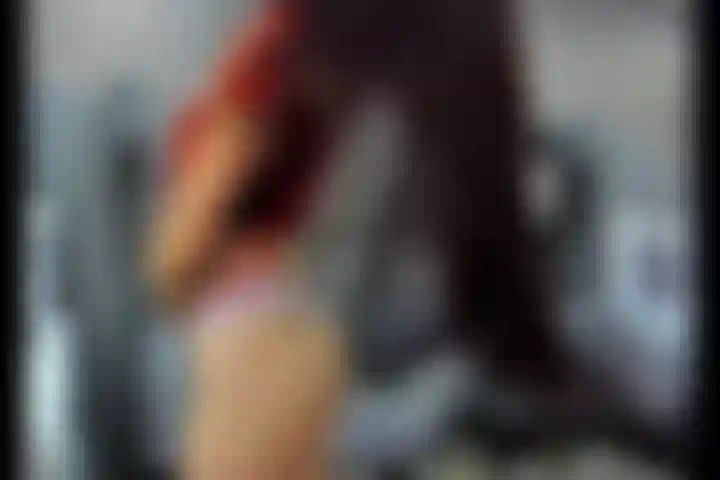 Escovo meus longos cabelos.