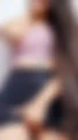 Me masturbando por baixo das roupas.