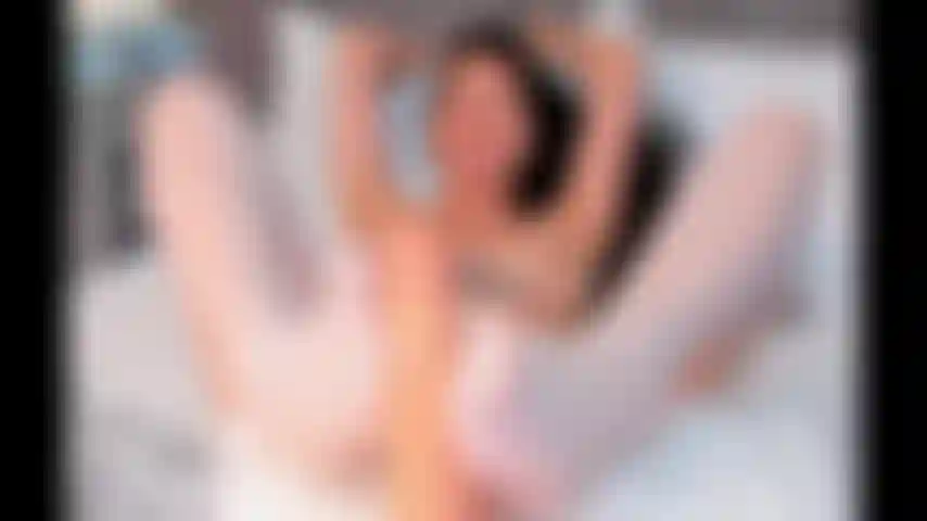 Fazendo você gozar com meus pés meias.