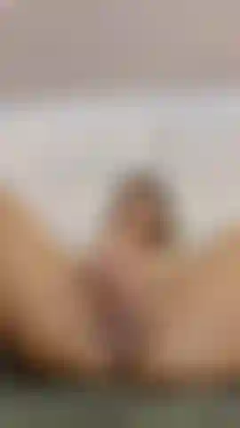 Me fodendo até gozar.