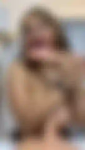 Meus peitos grandes fodem seu pau, enquanto eu me afogo com outro.