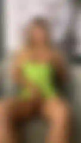 Esfregando meus peitos e minha buceta.