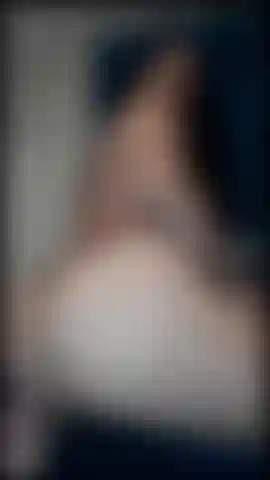 Bigass cheia de óleo, movimentos sensuais e bucetinha disponível.