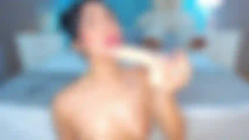 Não sei o que deu em mim, mas eu queria fazer isso com você incontrolavelmente. Acabei babando e gemendo enquanto fazia isso, e você simplesmente agarrou minha cabeça como se fosse sua. Isso não foi um boquete normal, foi um boquete bagunçado. Você se atreve a assistir tudo?