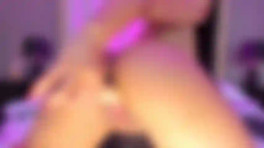 Estilo cachorrinha com consolo grande, bucetinha molhada, geme gostoso.