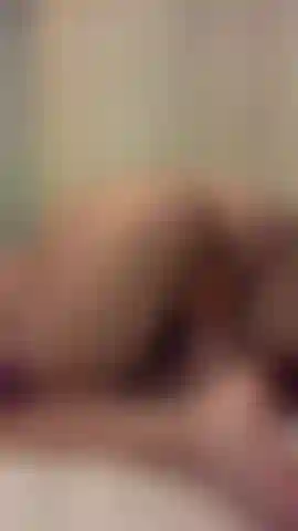 Usando meu vibrador enquanto me curvo para você.. Juicy pussy play!!