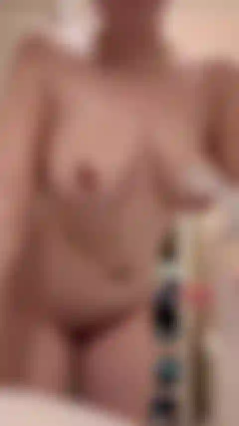 Massagem com óleo para meus peitos rechonchudos e buceta rosada.