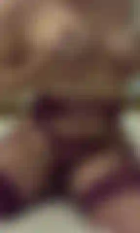 Veja-me pular e brincar com esses peitos empinados para você.