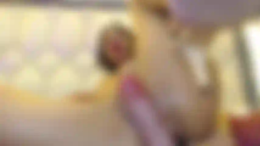 Esfregando meu vibrador na minha boceta bem molhada.