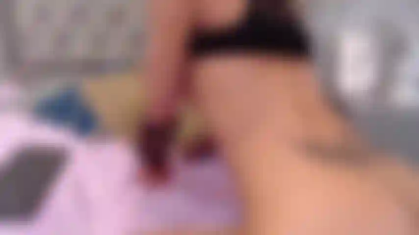 Abro minhas pernas sensuais para me foder bem fundo.