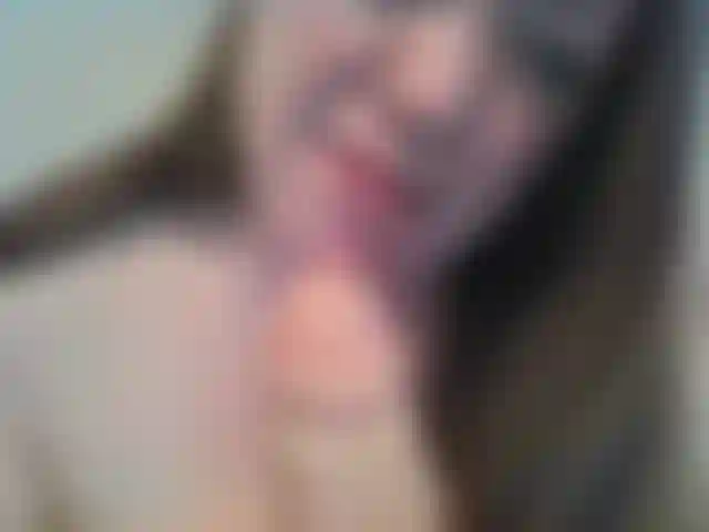 Garotas grandes realmente chupam melhor pau.