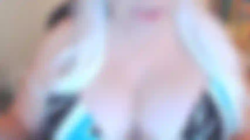 Cheira as minhas cuecas e lambe-as, submisso. Diz-me como elas cheiram bem!