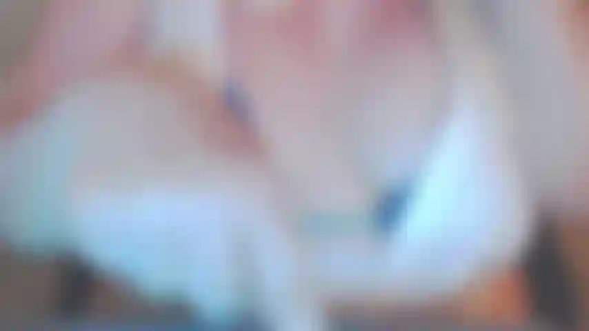 Ajoelha-se e lambe meu buraco sujo, enquanto eu solto um pum na sua cara! Cheira! Guarda o cheiro na sua cara para sempre!