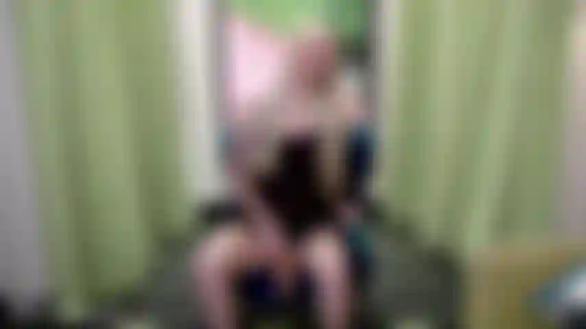 Uma loira futa joi v651 na janela do hotel.