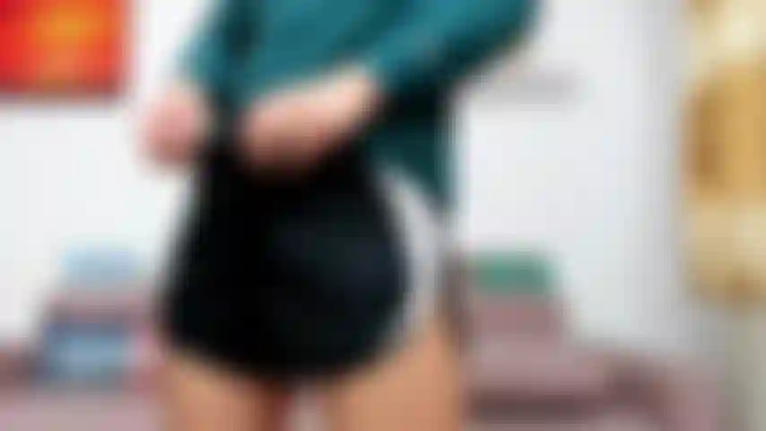 Me masturbando de camisa, brincando com as bolas e mostrando a bunda com as pernas pra cima.