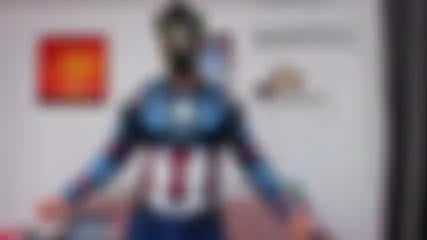 Dominação na minha camisa do capitão américa, com uma máscara de gás.