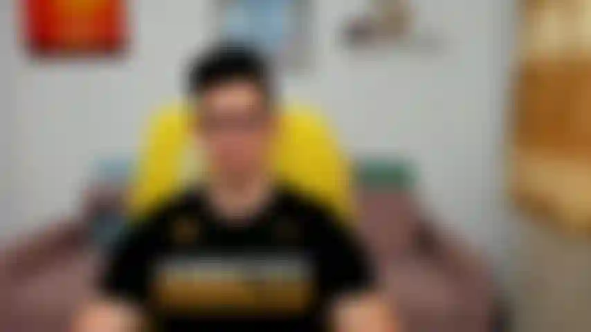 Me masturbando e balançando aquele pau na frente da câmera, close-ups.
