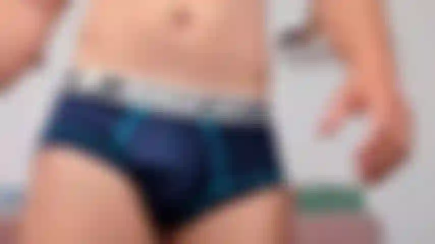 Mostrando a você como eu daria uma surra em sua bunda no meu sofá.