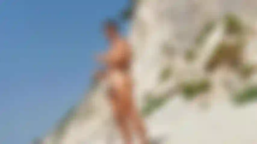 Quero me dar uma ajuda com esse óleo no meu corpo. Poderia usar suas mãos.