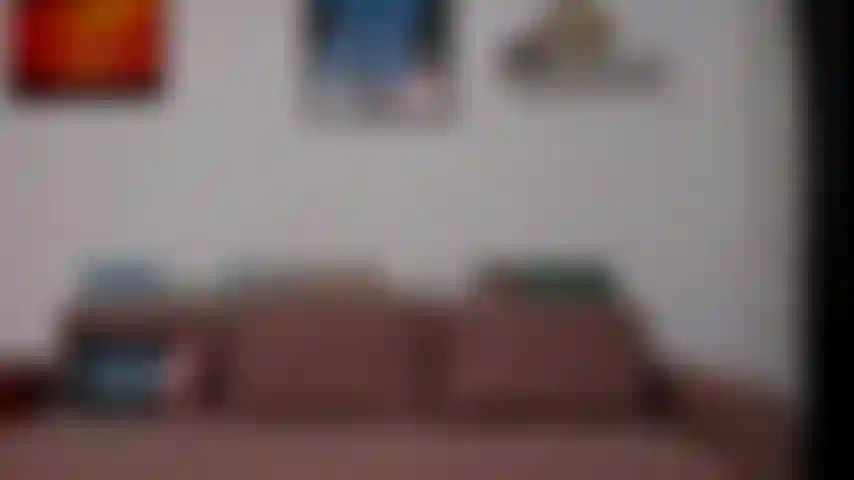 Exibindo minha protuberância no meu short.