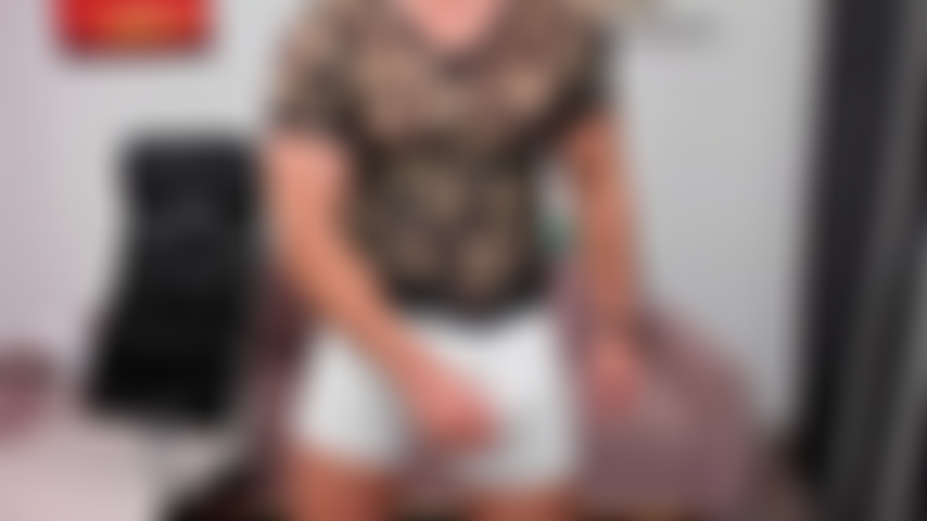 Me masturbando no sofá com minhas placas de identificação e óculos.