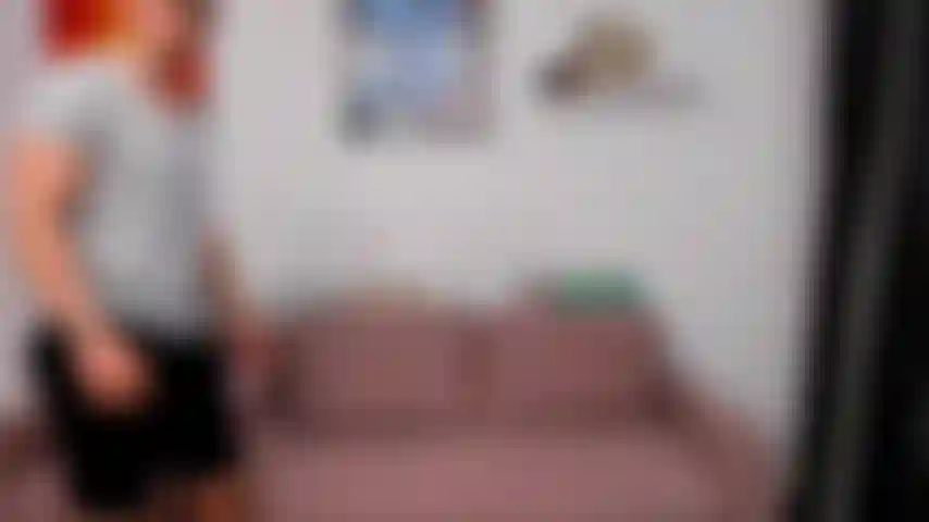 Adore minha protuberância em meu short preto sujo.